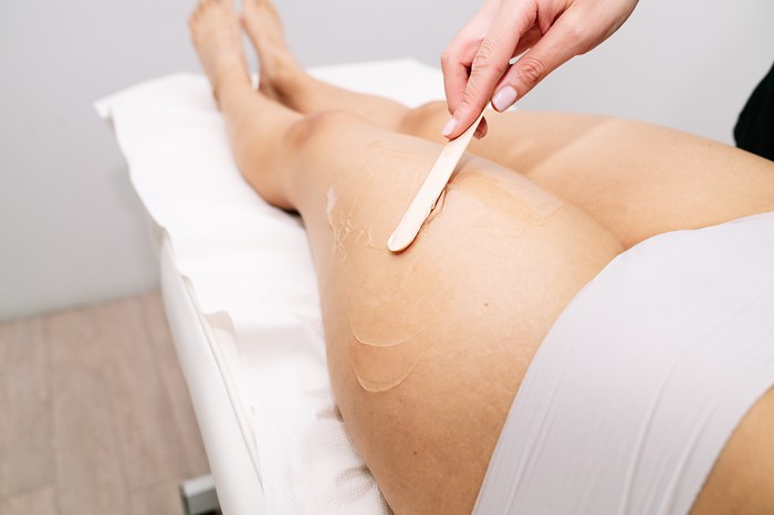 Une épilation d'une femme