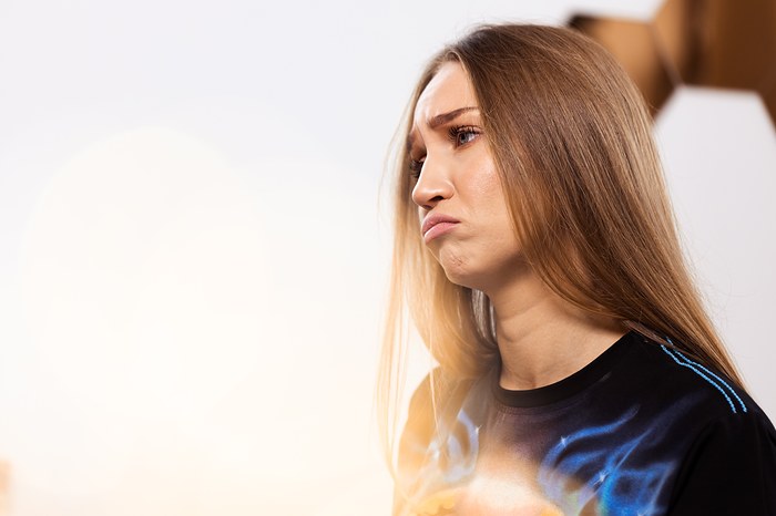 Une femme triste d'avoir des pertes blanches