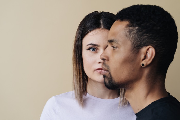 Un homme qui ignore une femme