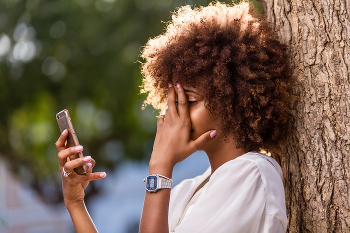 Une personne reçoit un texto de son ex