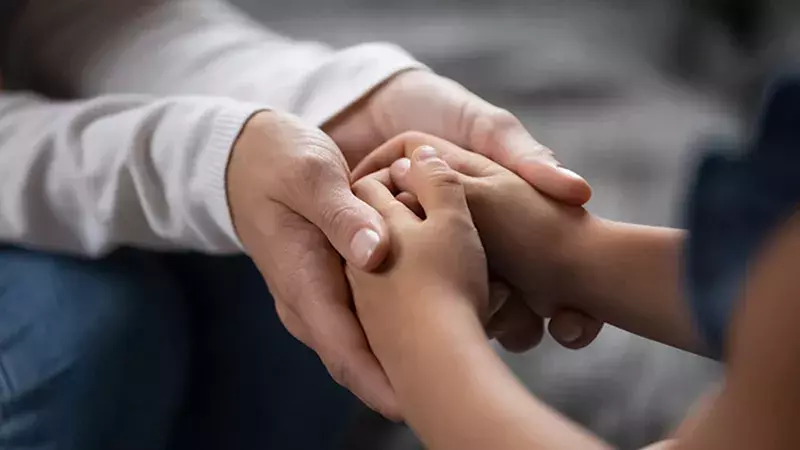 Comment parler à son enfant après une agression sans aggraver la situation
