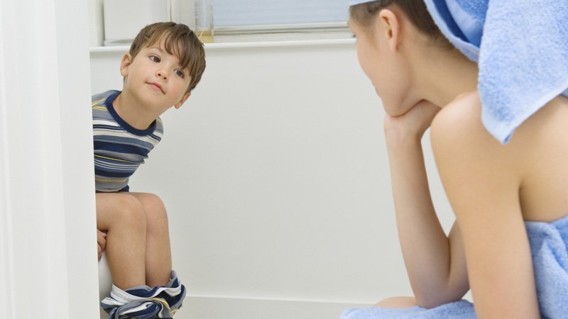 Pourquoi mon fils de 8 ans se fait il encore caca dessus