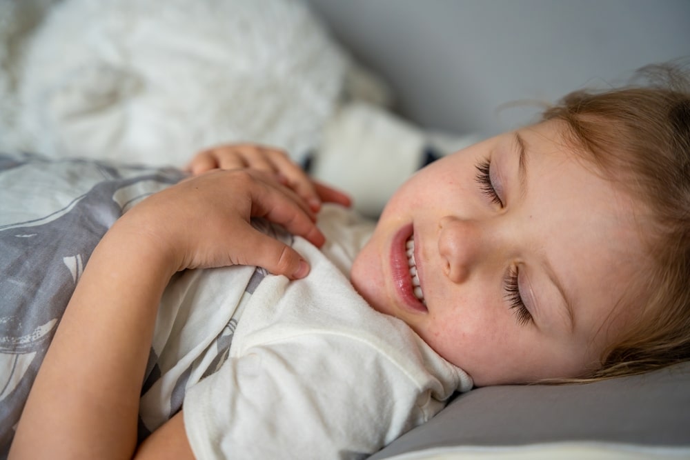 Quels signes doivent alerter lorsque mon enfant grince des dents la nuit