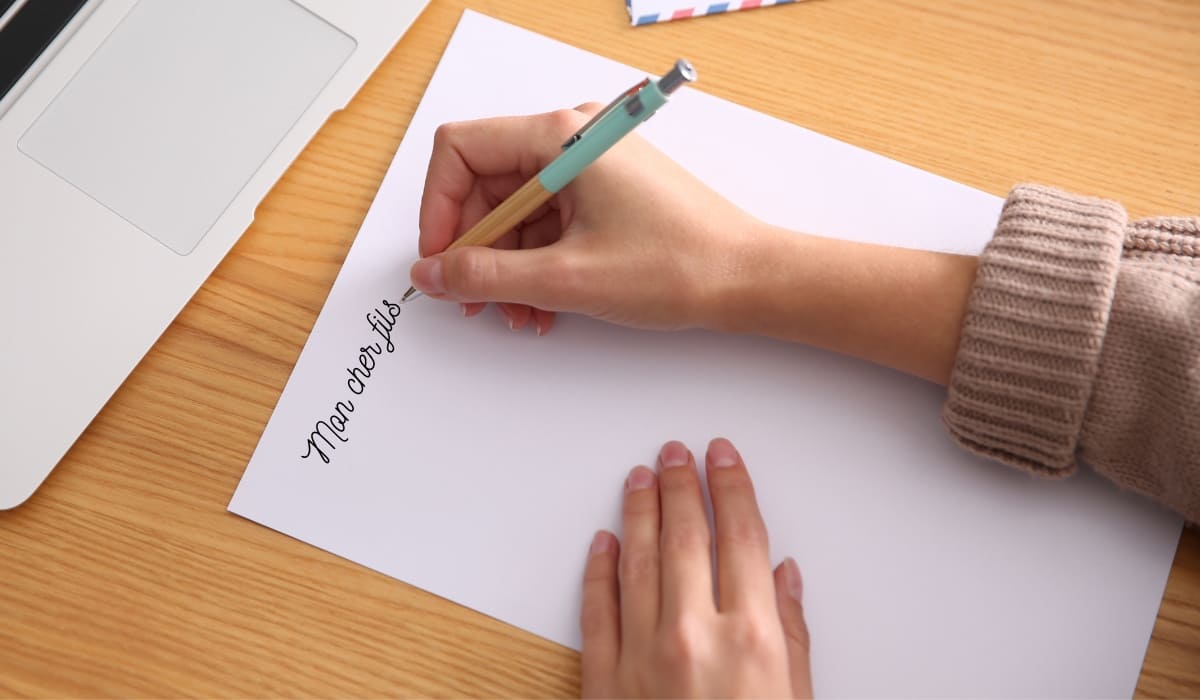 Comment écrire une lettre émouvante à son fils qui nous manque